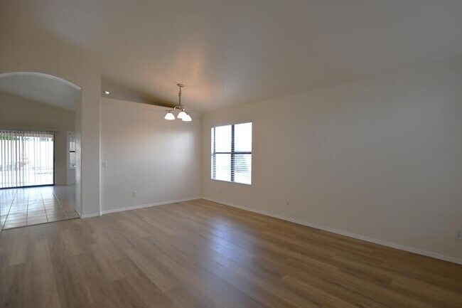 Building Photo - 1444 E Redfield Rd