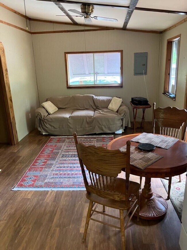 Building Photo - Cozy Cottage