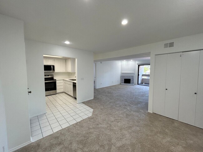 Building Photo - 2 Bed/2 Bath with Garage and Washer/Dryer ...
