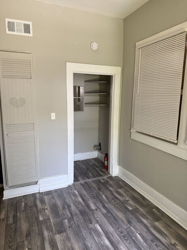 Building Photo - Adorable 2BR/1BA house