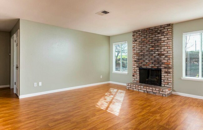 Building Photo - Beautiful 3 Bedroom Home Located in the City of Pittsburg.