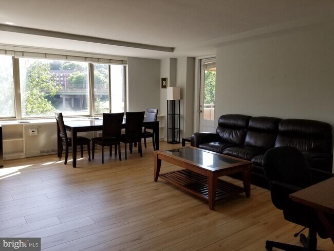 Foto del edificio - 1111 Arlington Blvd