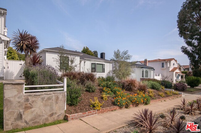 Building Photo - 870 Iliff St