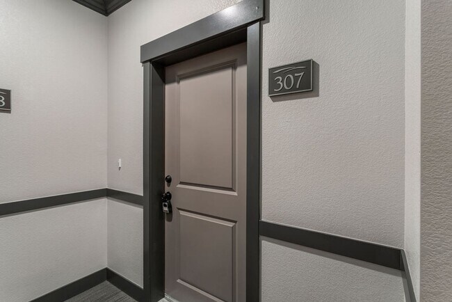 Foto del edificio - Fully Furnished 2 Bedroom Condo with Offic...