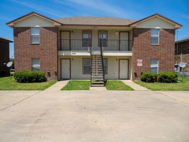 Building Photo - 1003 Circle M Dr