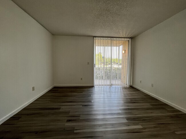 Foto del edificio - 3985 W McNab Rd