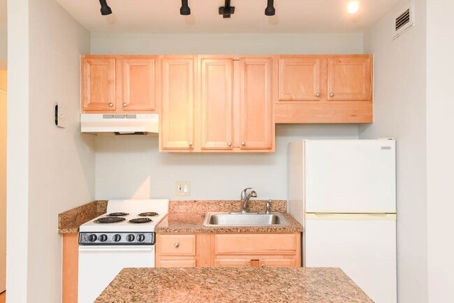 Building Photo - 450 W Wellington Ave