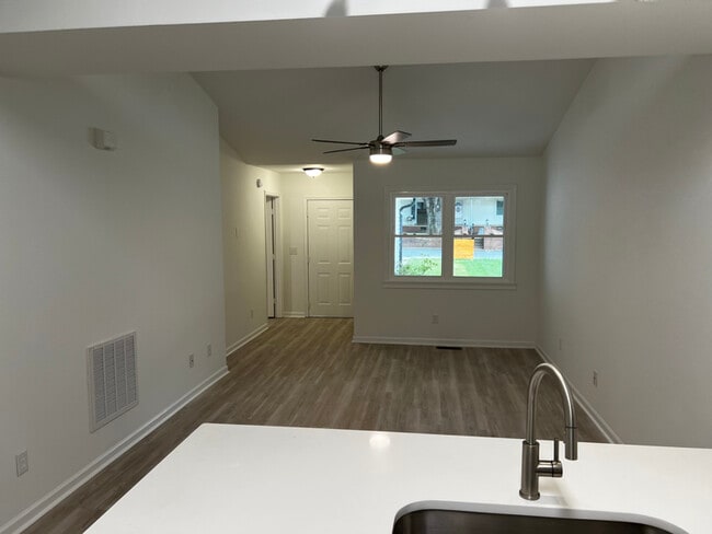 Foto del edificio - 307 W McNeely Ave