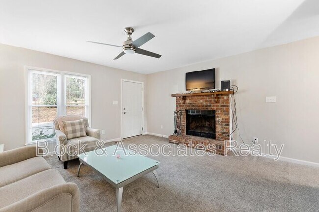 Building Photo - 2922 Glenridge Dr