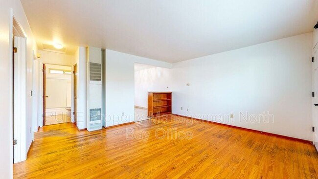 Building Photo - 1104 Hart Ln