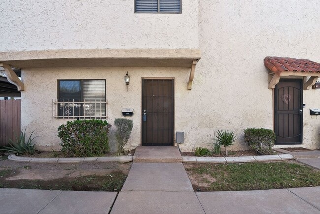 Building Photo - 1228 E Lawrence Ln