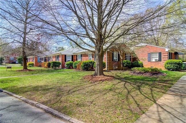 Building Photo - 301 E Lake Dr