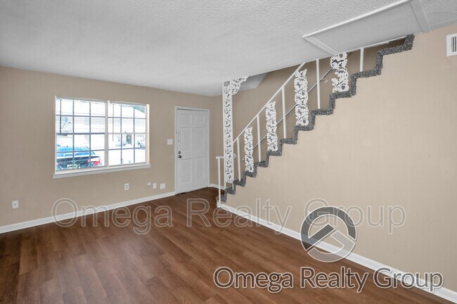 Building Photo - 425 Oakwood Ave