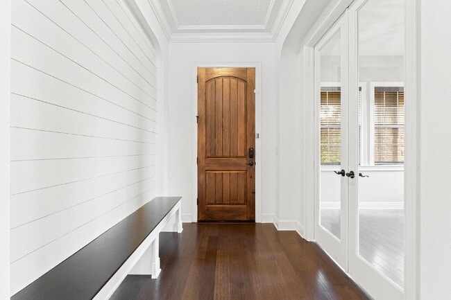 Foto del edificio - Luxurious 5-Bedroom Home with Office, Thea...