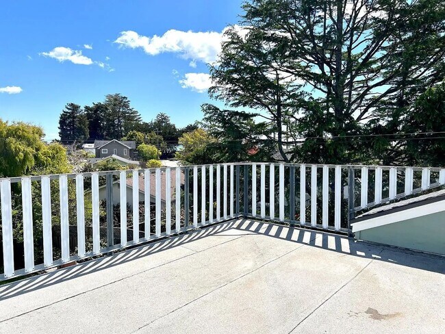 Foto del edificio - Cedar St in Aptos great 3 Bedroom