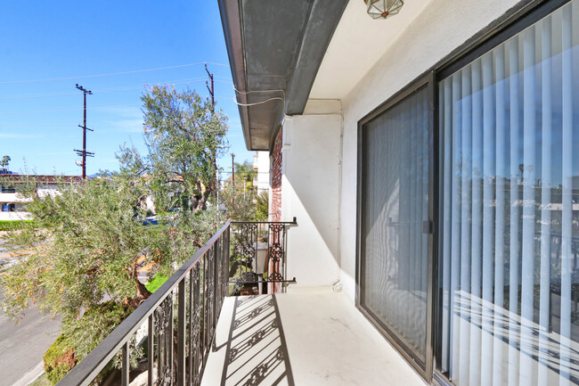 Foto del edificio - 1306 Armacost Ave in prime West LA!  Steps...