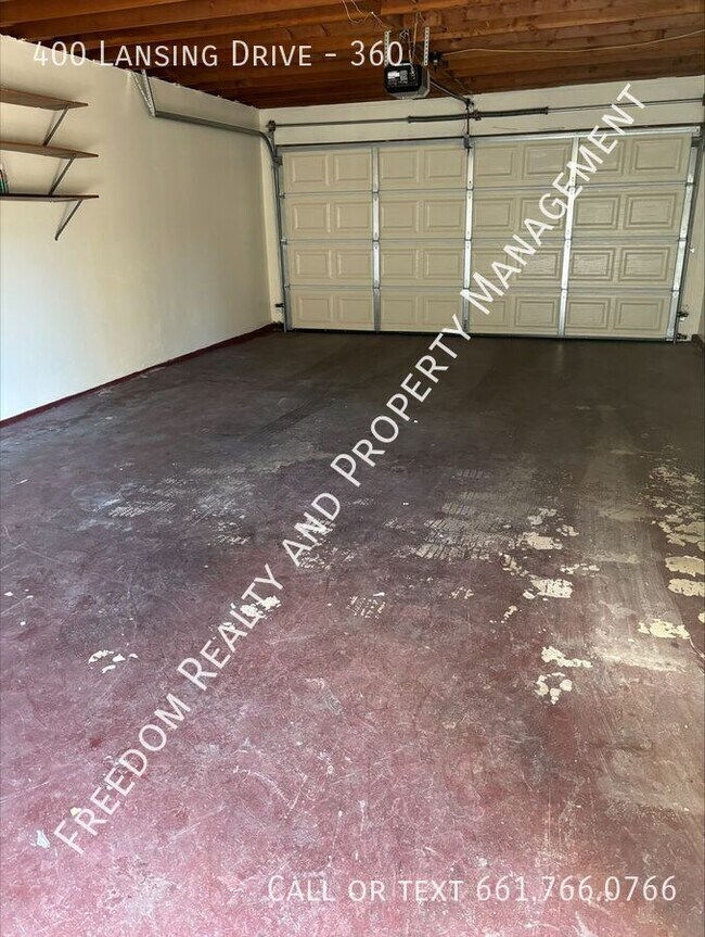Building Photo - Spacious 2 Bedroom