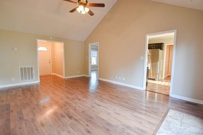 Building Photo - Pet Friendly Three Bedroom!
