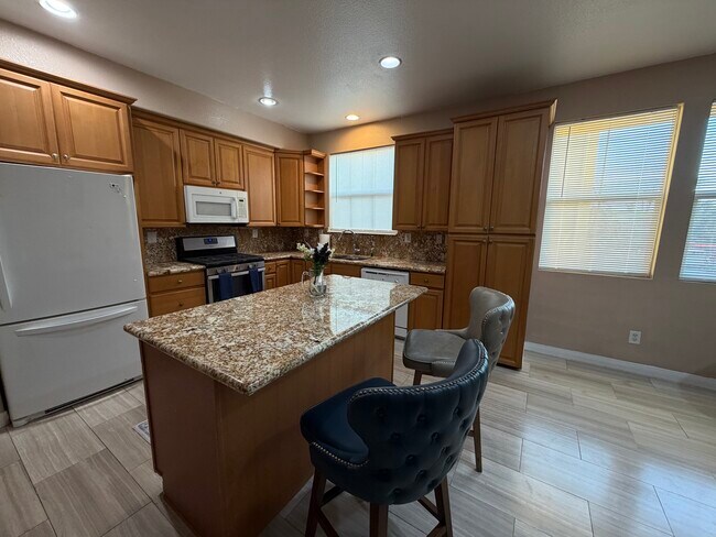 vista de la cocina - 1860 E 12th St