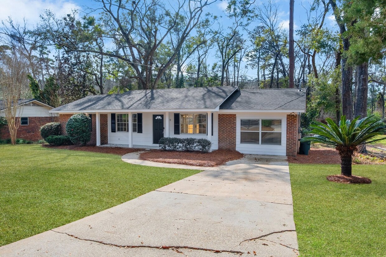 Primary Photo - Freshly Remodeled 4 Bedroom 2 Bathroom Sin...