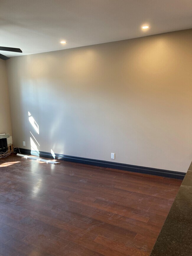 Building Photo - 2150 Bd Saint-Joseph E