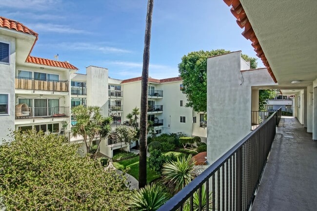 Building Photo - Recently Updated, Top-Floor 2BR2BA Condo in Apple Tree Community w/ Pool, Overlooking Greenbelt/H...