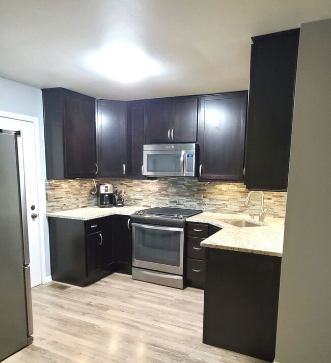 Building Photo - 2629 College Hill Cir