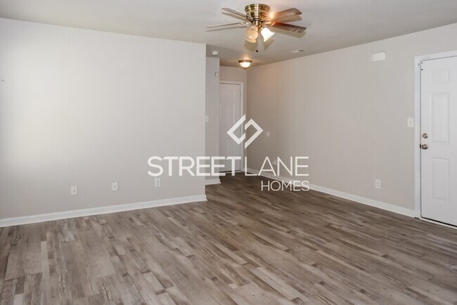 Building Photo - 205 Cloverbrook Dr
