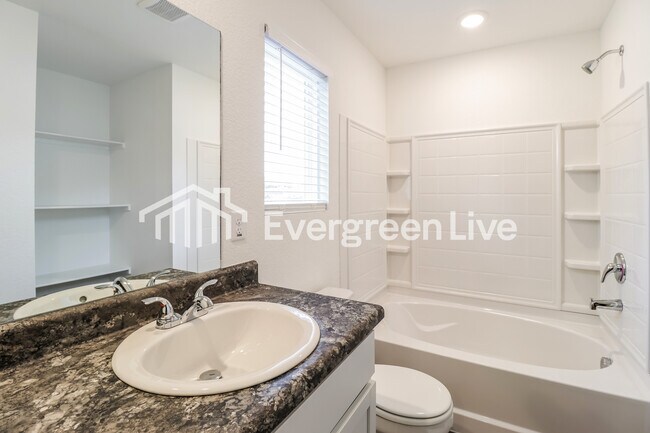 Foto del edificio - 163 Meadow Dr