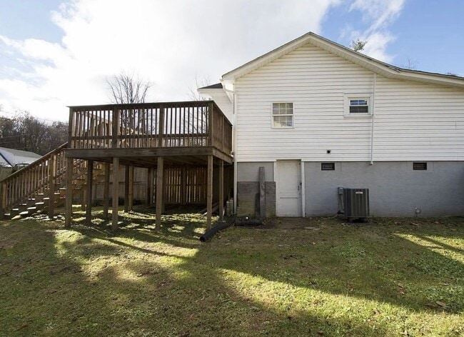 Building Photo - Small Cottage in quiet neighborhood.
