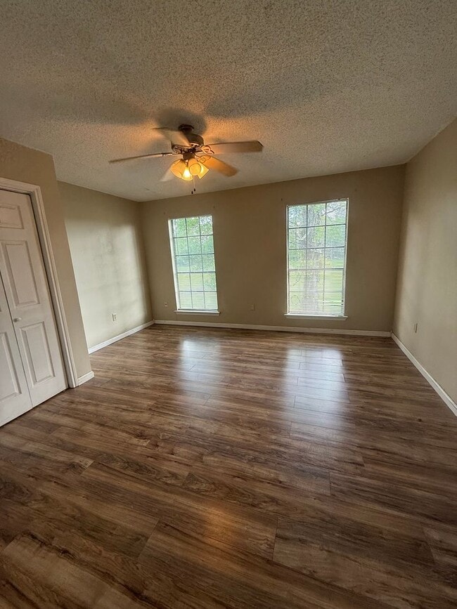 Photo - 1110-1112 Willow Creek Dr Apartment