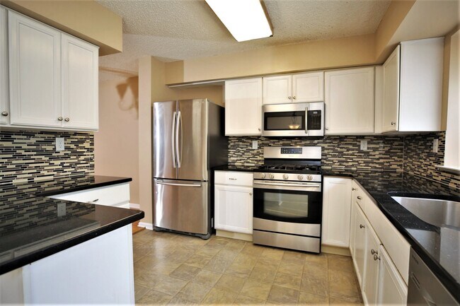 Building Photo - 13 Halstead Pl