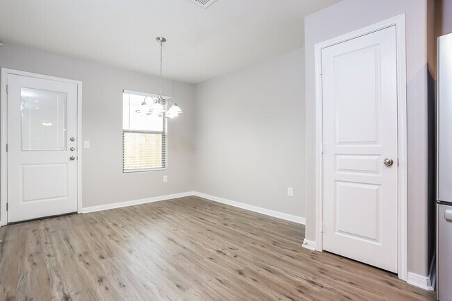 Foto del edificio - 9927 Sanders Rose Lane