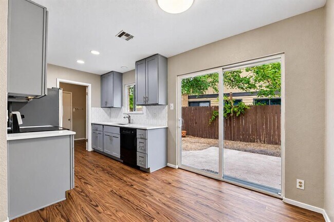 Foto del edificio - 8808 Pineridge Dr