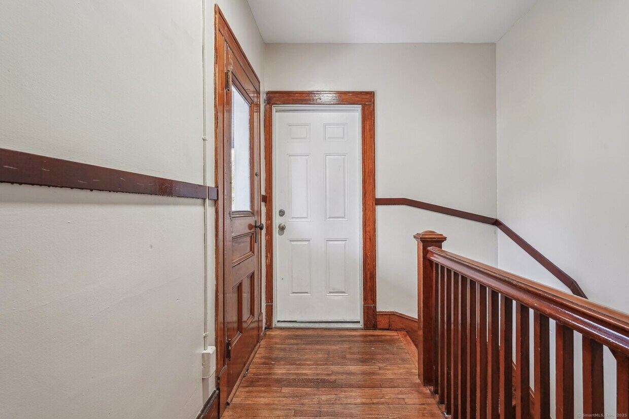 Primary Photo - 154 Easton Ave