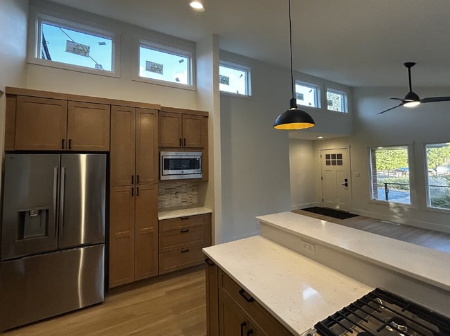 Building Photo - 4069 N Maple Leaf Rd