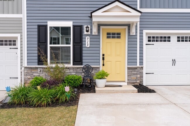 Photo - 913 Leyburn Ln Townhome