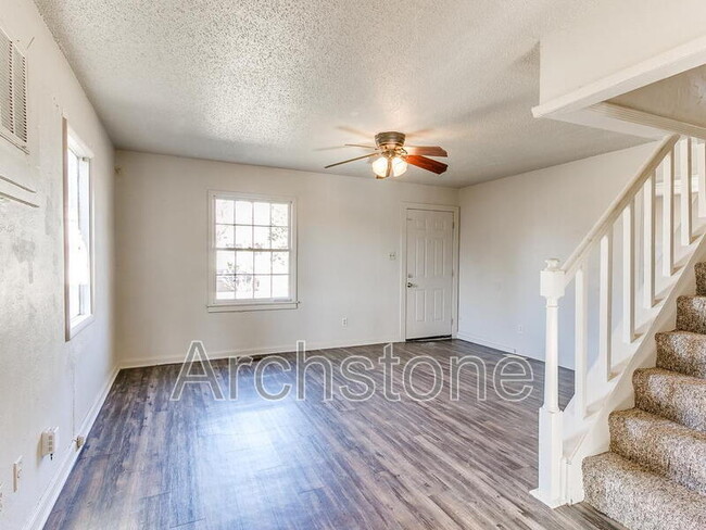 Building Photo - 100 E Lilac Ln