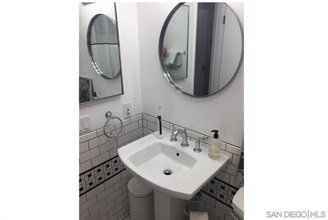 Foto del edificio - 1645 Emerald St