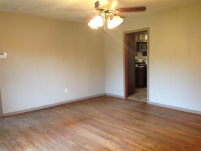 Building Photo - 318 Edgewood Dr