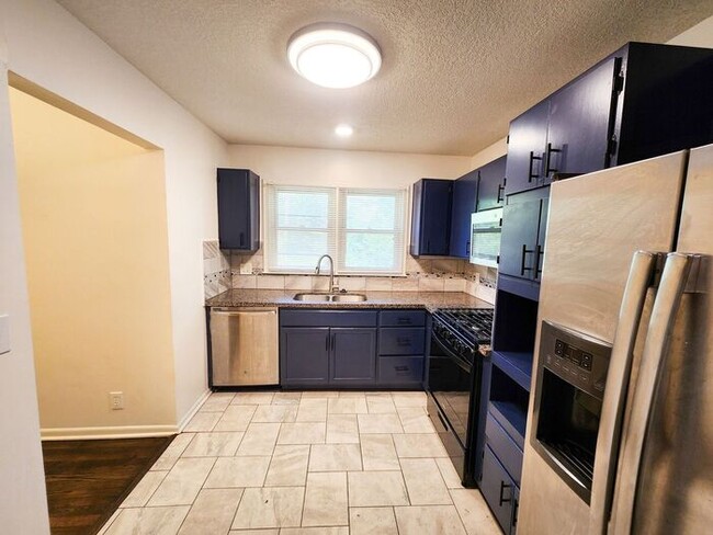 Building Photo - Freshly Remodeled 3 Bedroom / 1 Bathroom H...