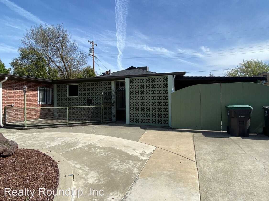 2 br, 1 bath House 3028 W Mendocino Ave House Rental in Stockton