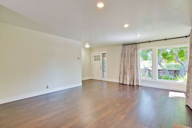 Foto del edificio - Beautifully remodeled 2 bed, 2 bath home.