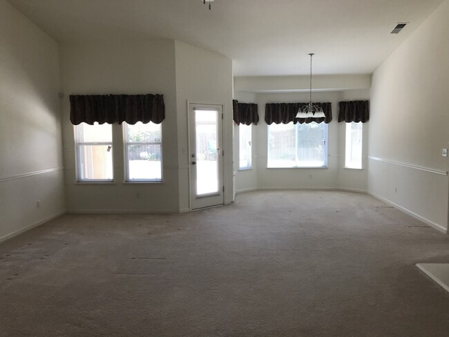 Building Photo - Beautiful & Spacious home!