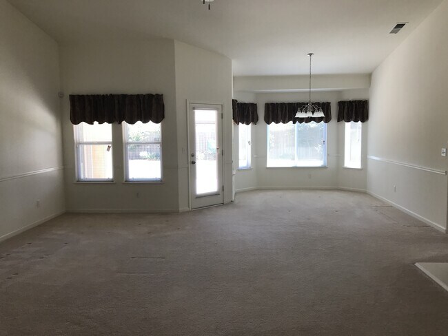 Foto del edificio - Beautiful & Spacious home!