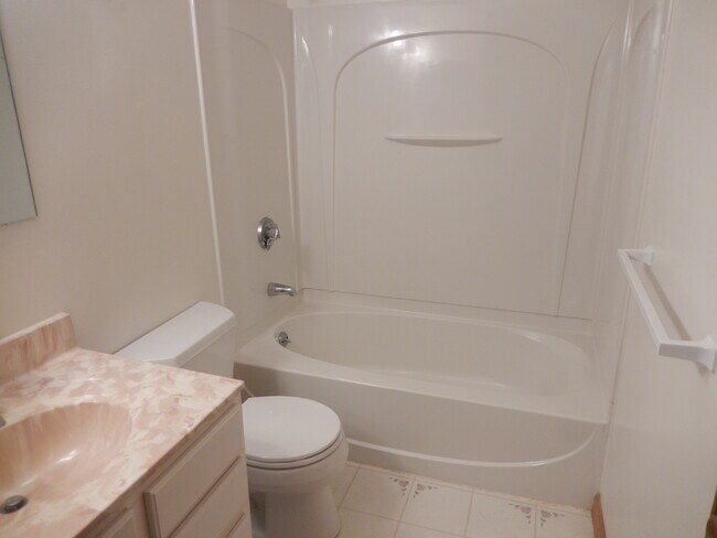Full Bath - 7 Meadowview Ter