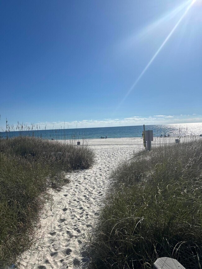 Foto del edificio - 17620 Front Beach Rd