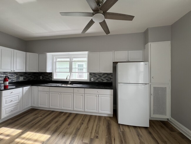 Building Photo - 410 Cedar Ave