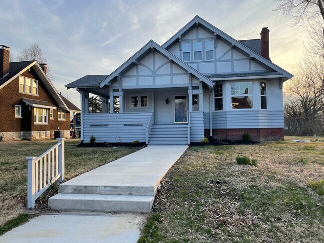 Building Photo - 701 Forest Ave