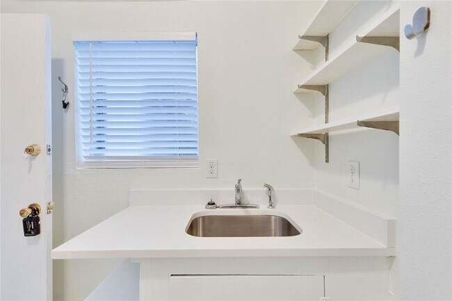 Foto del edificio - 1300 Lorrain St